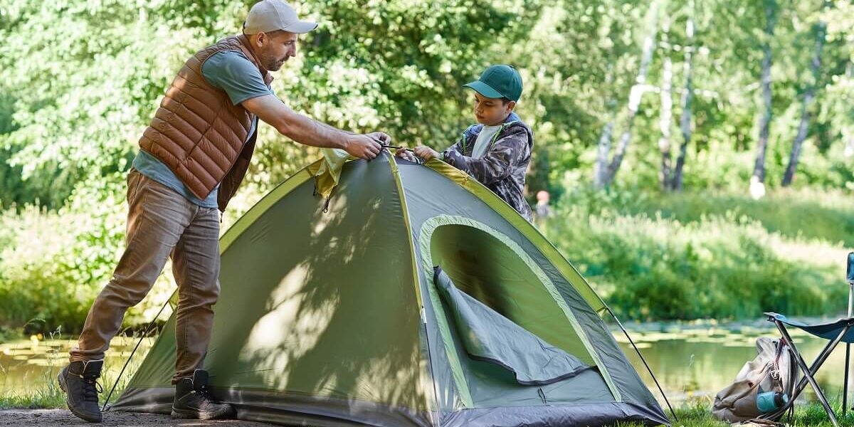 father-and-son-setting-up-tent-at-camp 텐트 구매팁