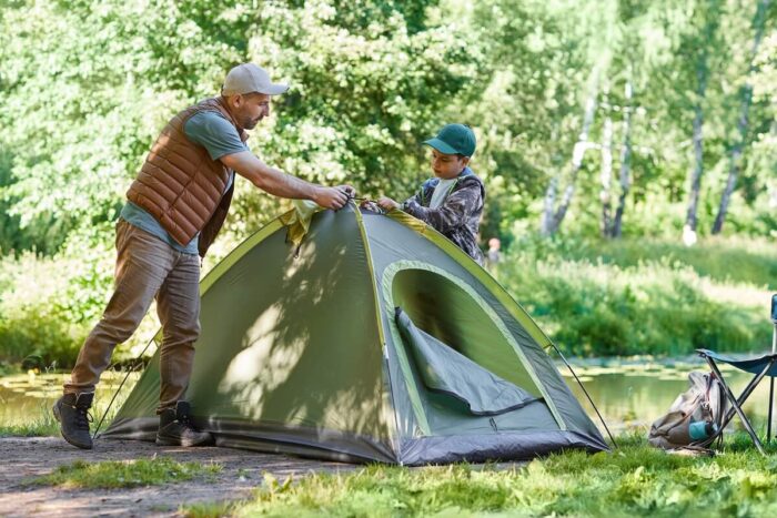father-and-son-setting-up-tent-at-camp 텐트 구매팁